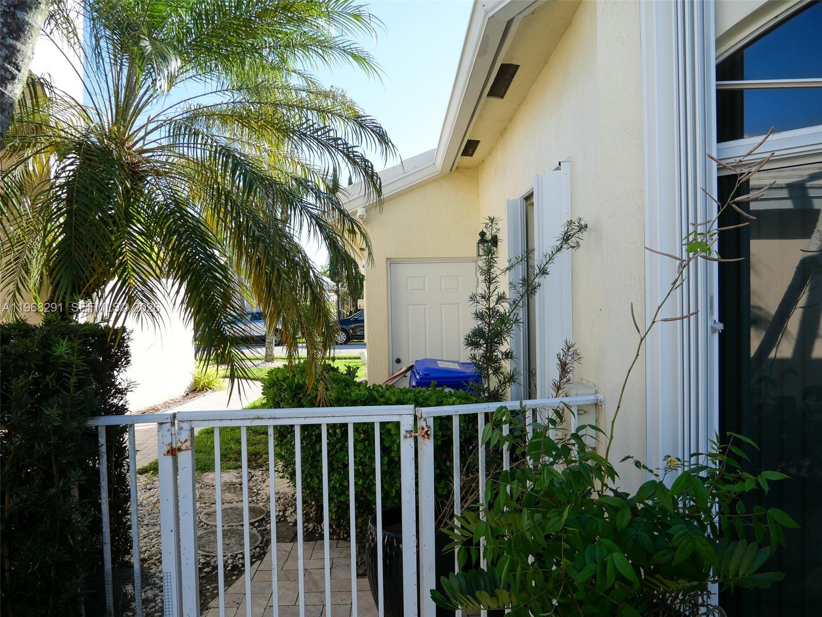 HOLLYWOOD LAKES COUNTRY C - Residential