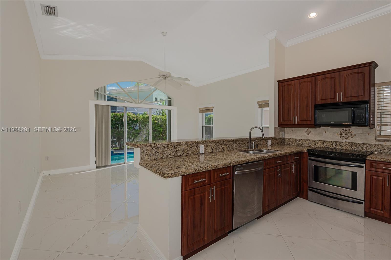 HOLLYWOOD LAKES COUNTRY C - Residential