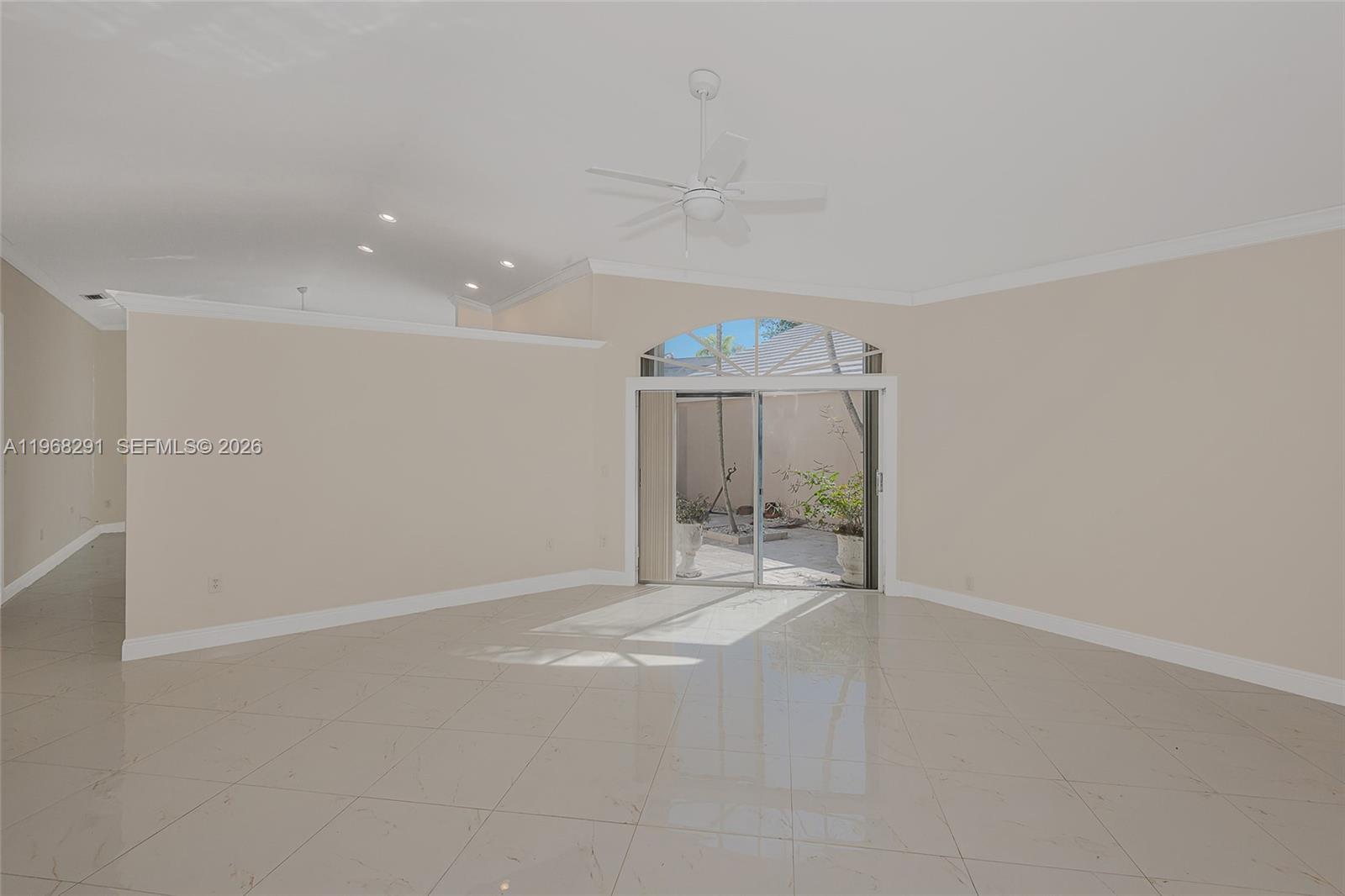 HOLLYWOOD LAKES COUNTRY C - Residential