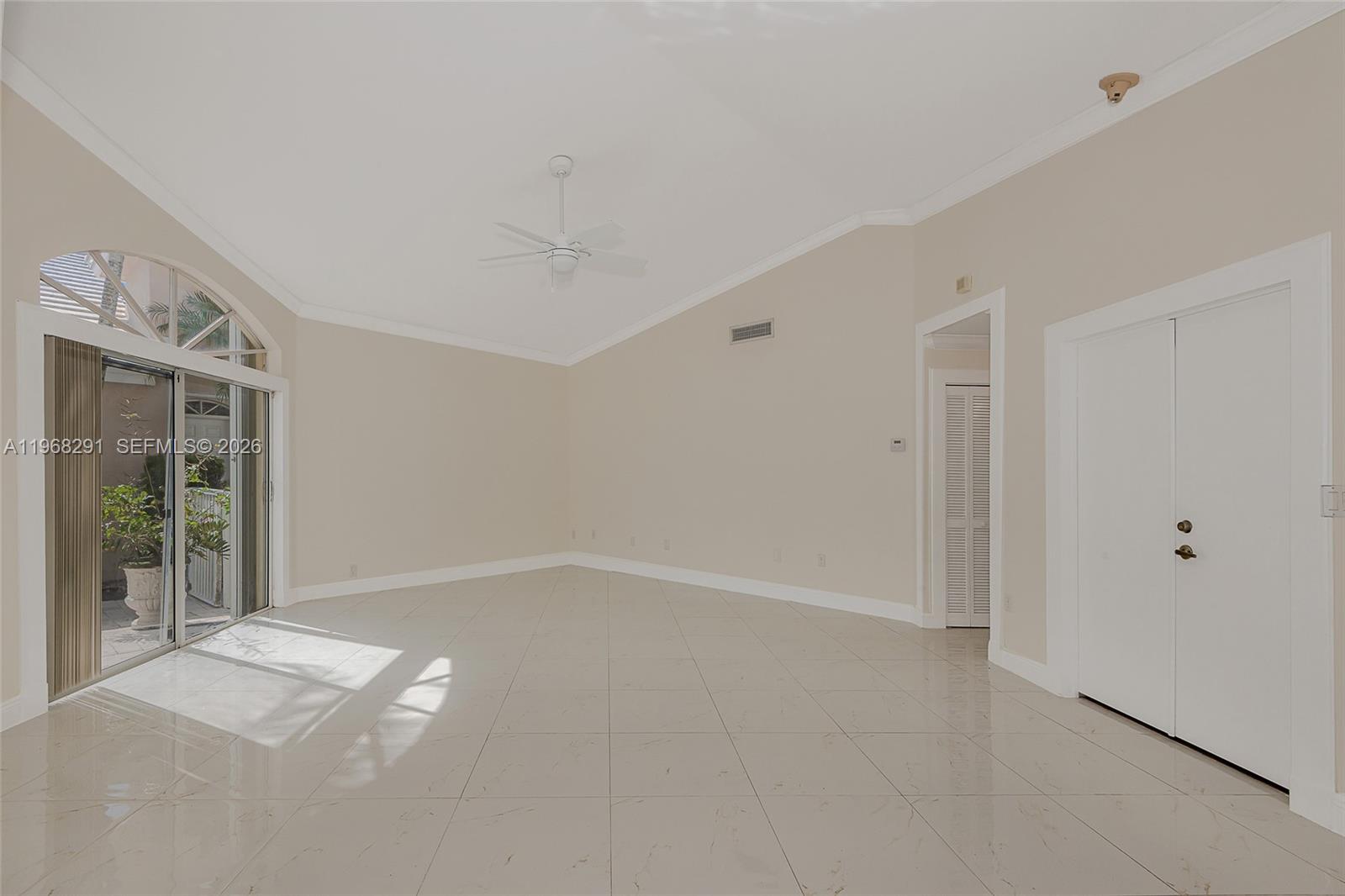 HOLLYWOOD LAKES COUNTRY C - Residential