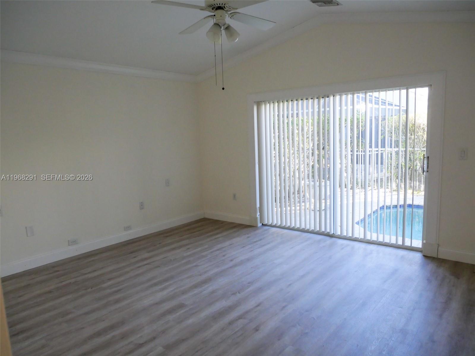 HOLLYWOOD LAKES COUNTRY C - Residential