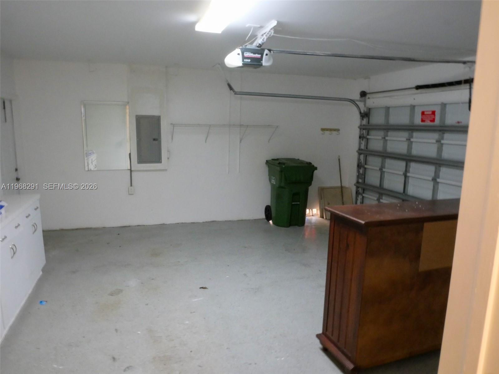 HOLLYWOOD LAKES COUNTRY C - Residential