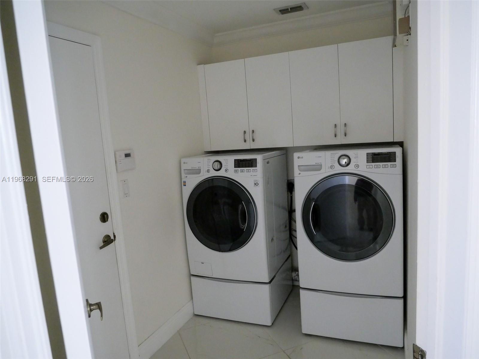 HOLLYWOOD LAKES COUNTRY C - Residential