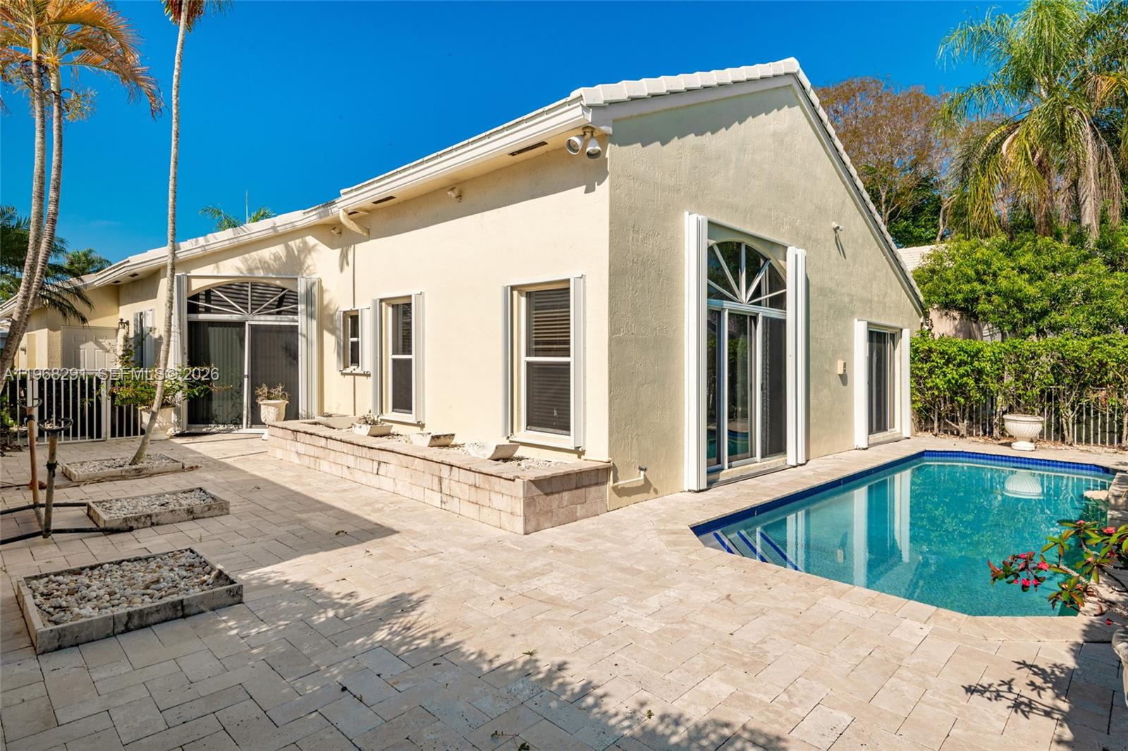 HOLLYWOOD LAKES COUNTRY C - Residential