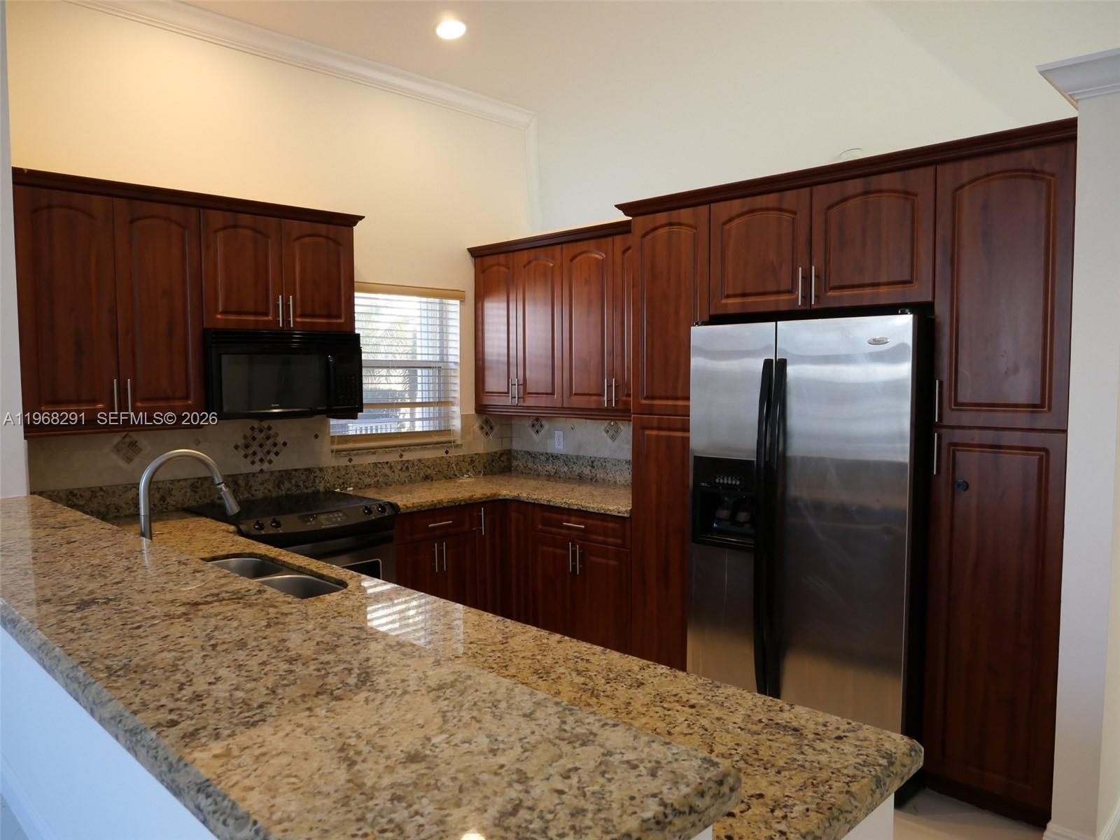 HOLLYWOOD LAKES COUNTRY C - Residential