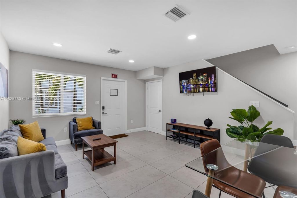 Photo of 507 NW 8th Ave #1, Fort Lauderdale, FL 33311 (MLS # A11829883)