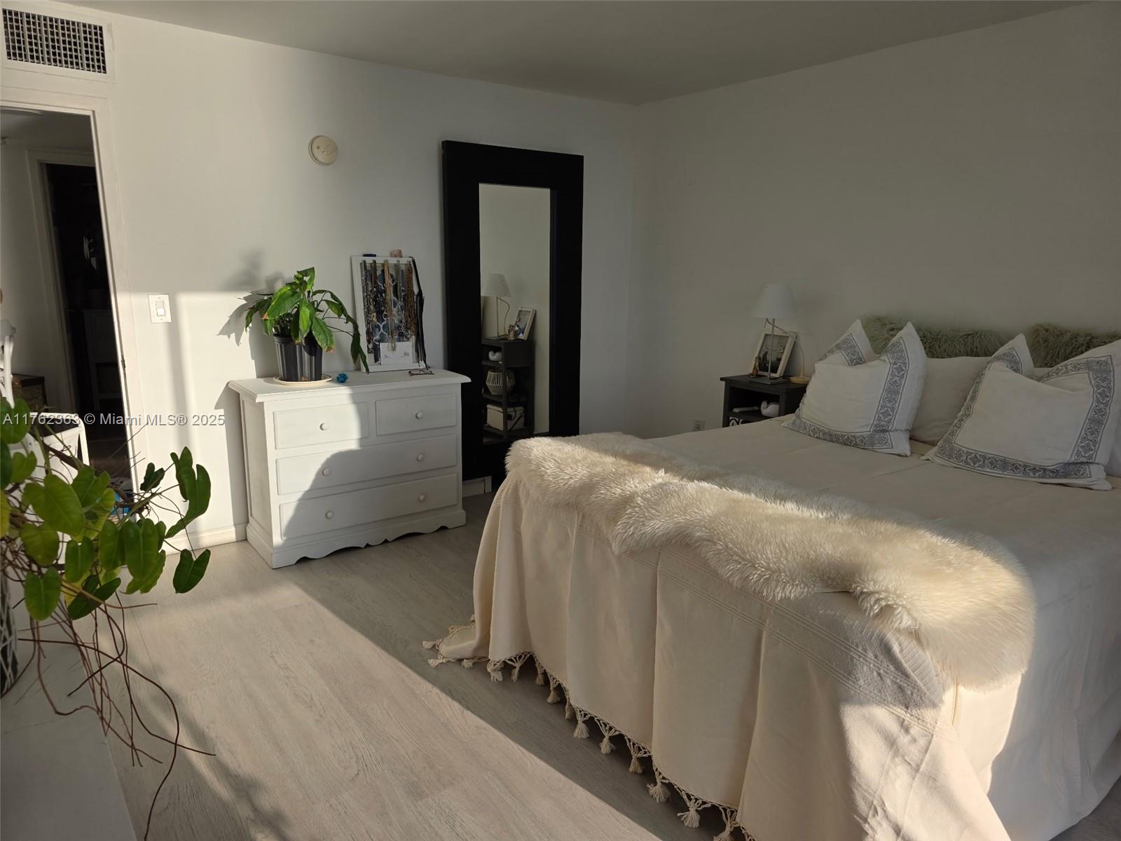 THE ISLANDER CLUB CONDO - Residential