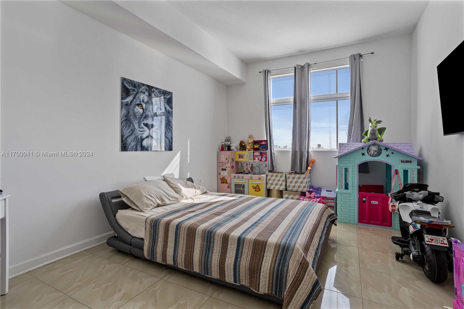 HOLLYWOOD STATION RES CON - Residential