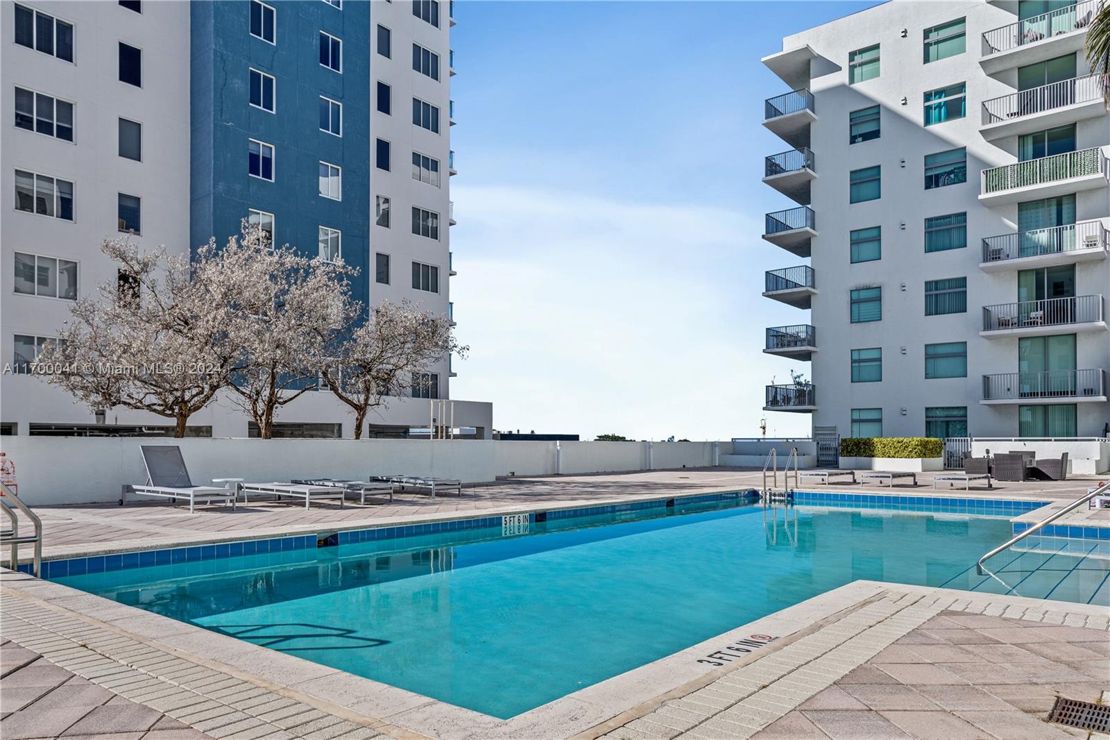 HOLLYWOOD STATION RES CON - Residential