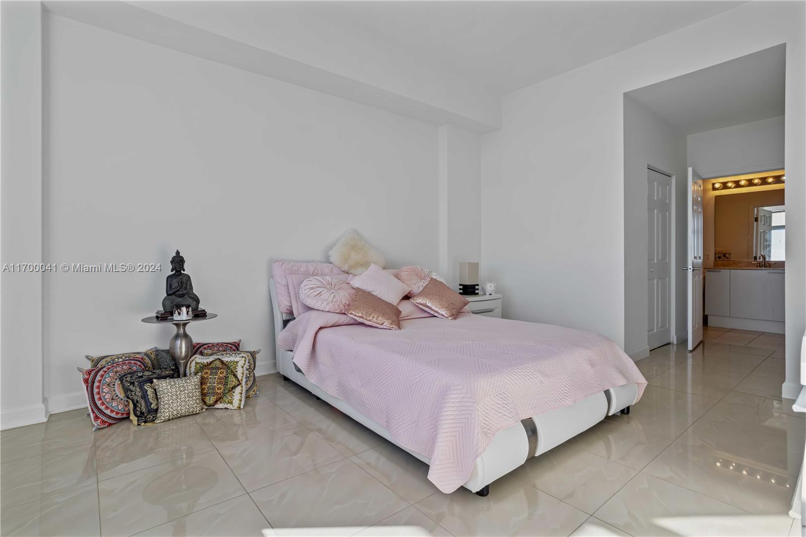 HOLLYWOOD STATION RES CON - Residential