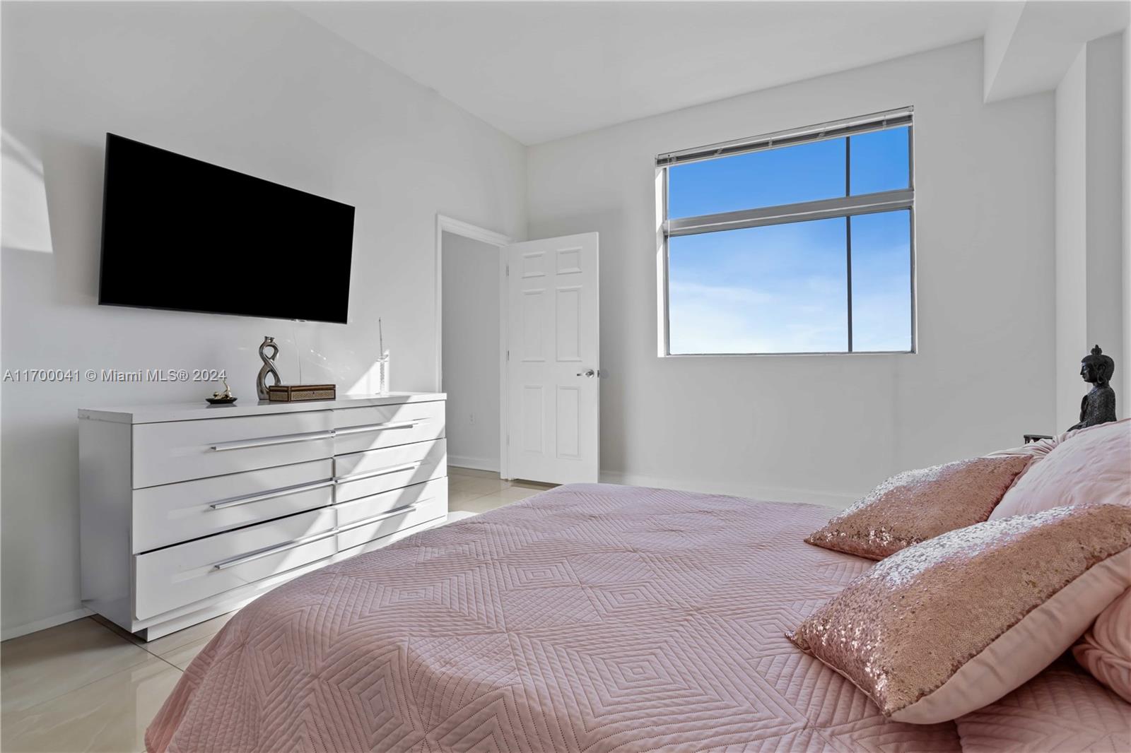 HOLLYWOOD STATION RES CON - Residential