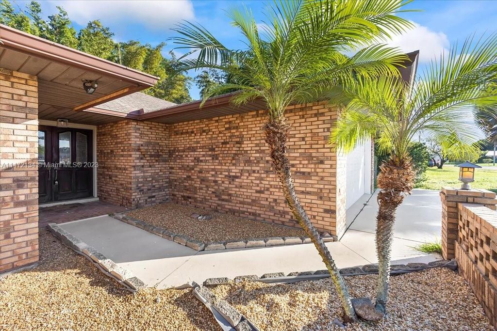 Photo of 285 SE Verada Ave, Port Saint Lucie, FL 34983 (MLS # A11472134)