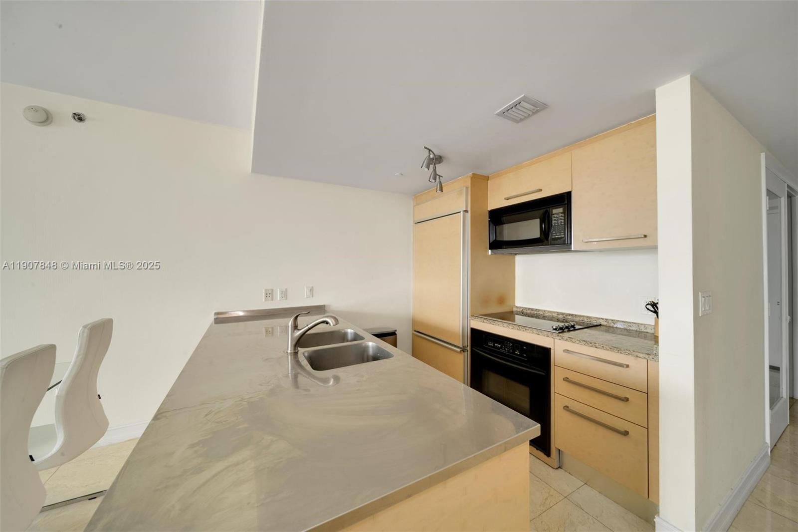 BEACH CLUB CONDO - Residential Lease