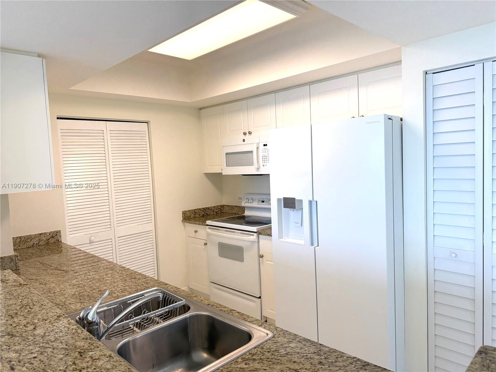 TURNBERRY ON THE GREEN CO - Residential Lease