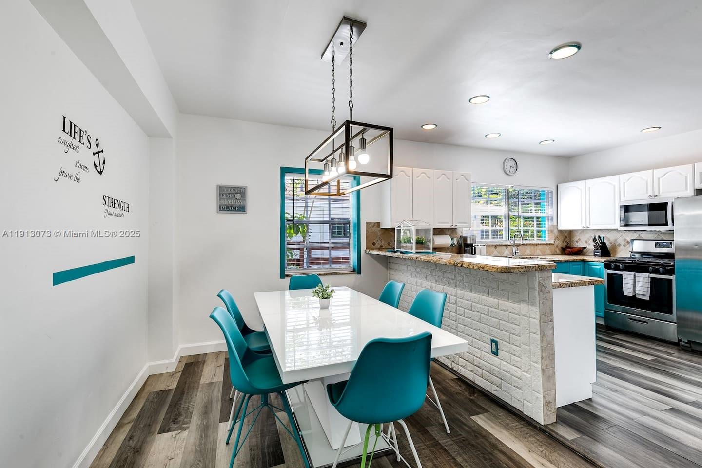 HOLLYWOOD LAWNS - Residential Lease