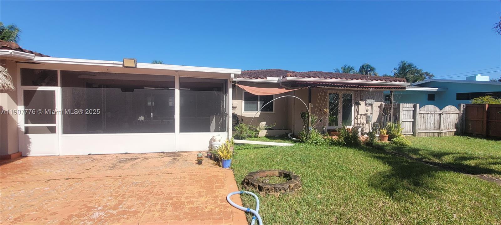 HOLLYWOOD LITTLE RANCHES - Residential