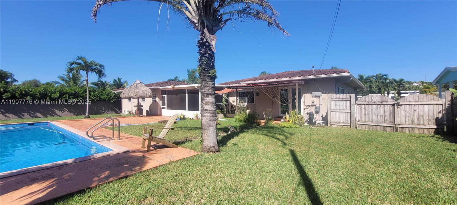 HOLLYWOOD LITTLE RANCHES - Residential