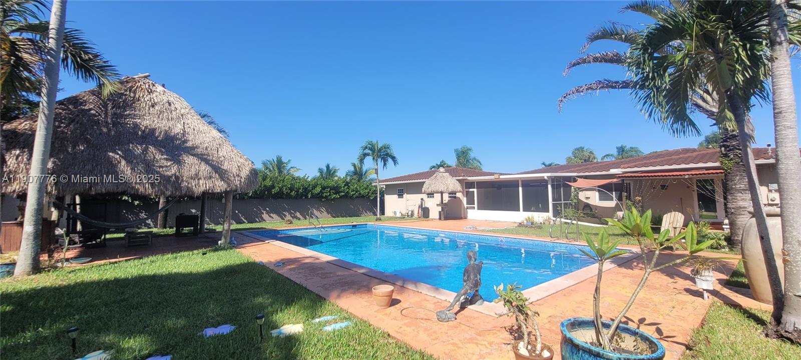 HOLLYWOOD LITTLE RANCHES - Residential