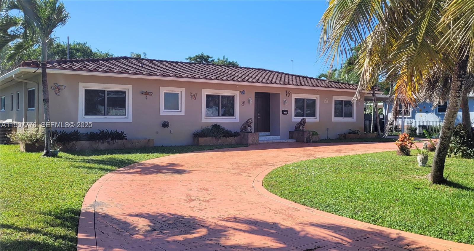 HOLLYWOOD LITTLE RANCHES - Residential