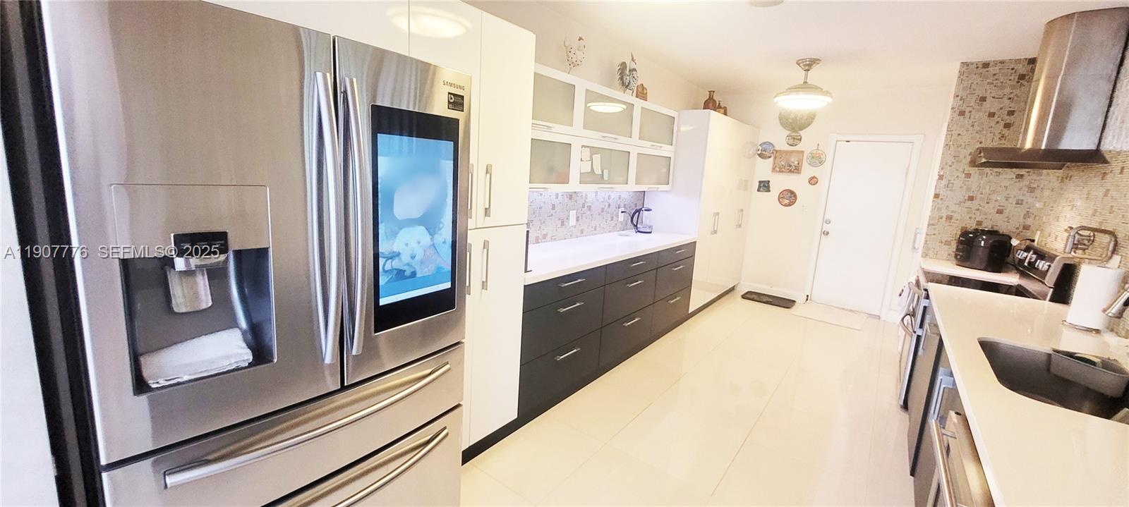 HOLLYWOOD LITTLE RANCHES - Residential