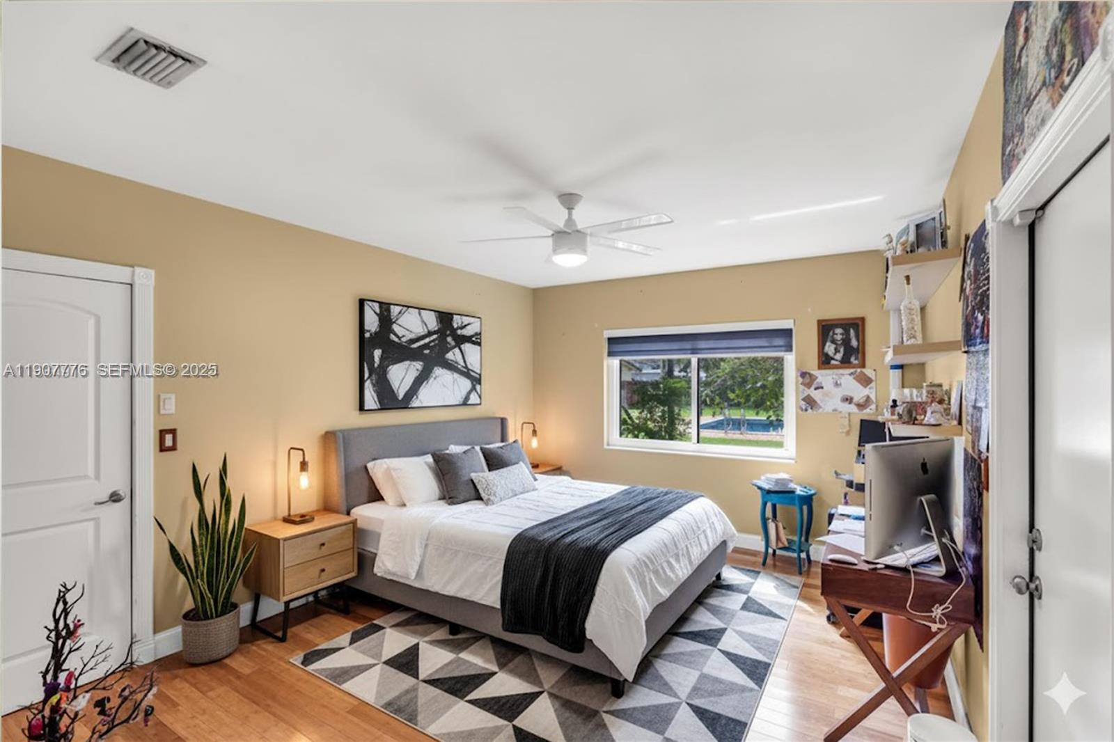 HOLLYWOOD LITTLE RANCHES - Residential