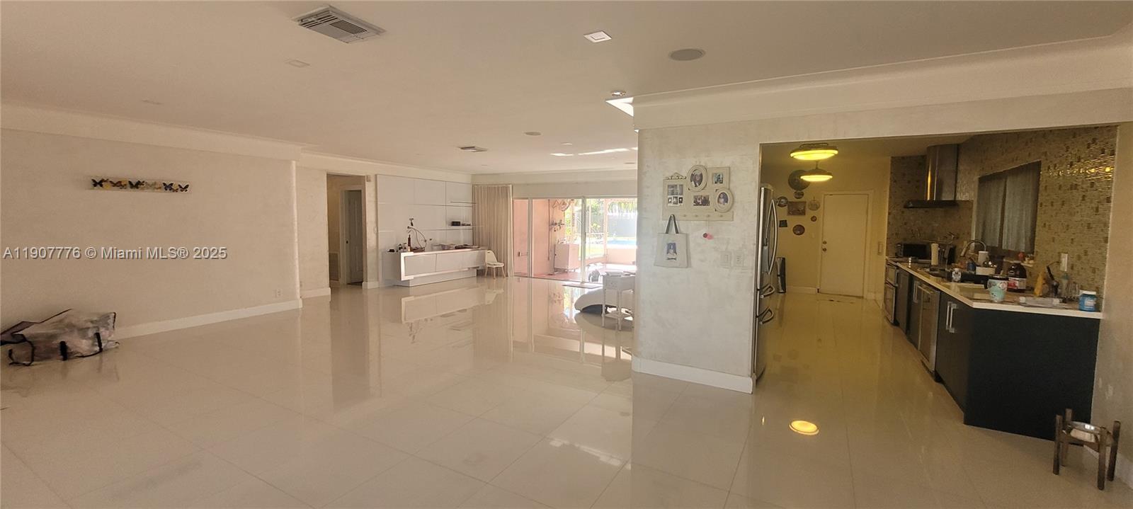 HOLLYWOOD LITTLE RANCHES - Residential