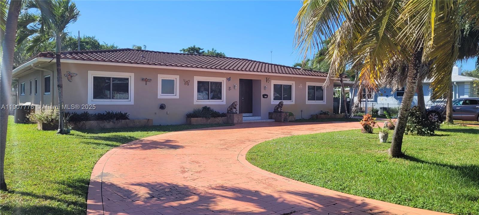 HOLLYWOOD LITTLE RANCHES - Residential