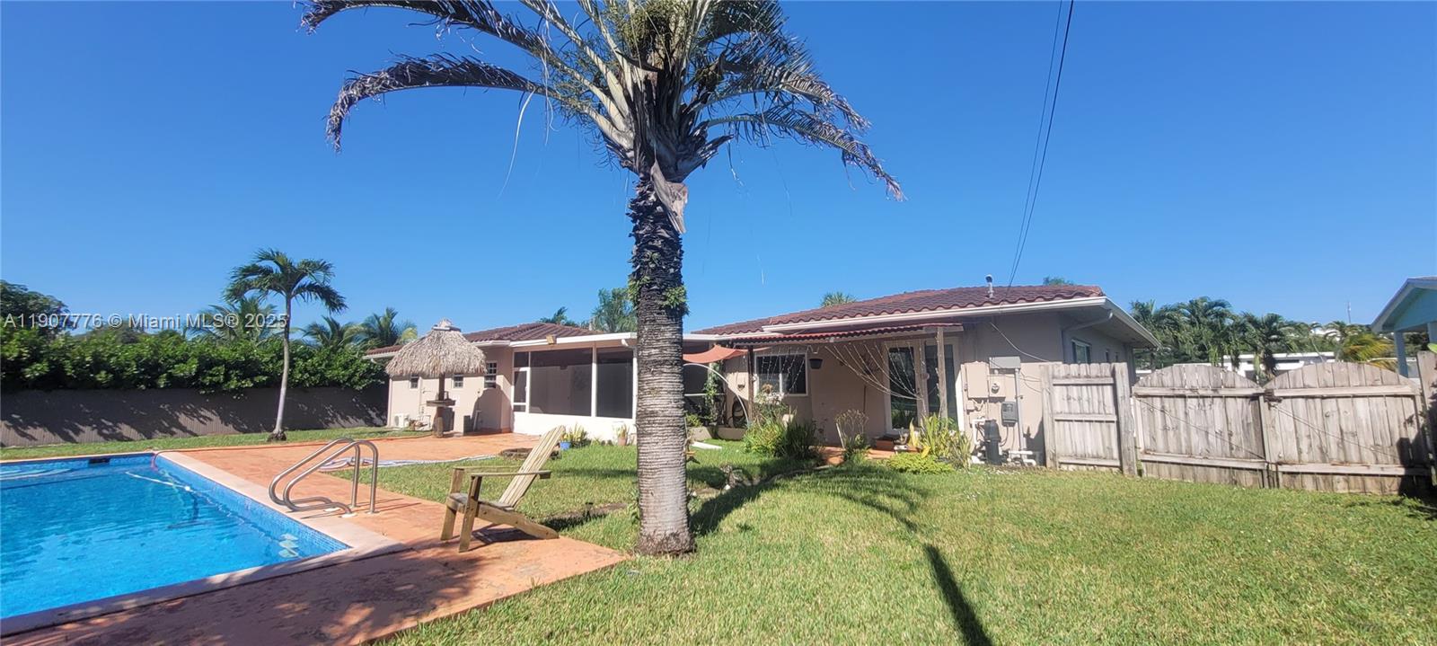 HOLLYWOOD LITTLE RANCHES - Residential