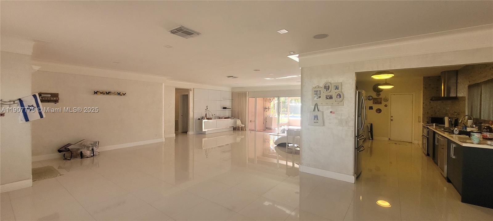 HOLLYWOOD LITTLE RANCHES - Residential