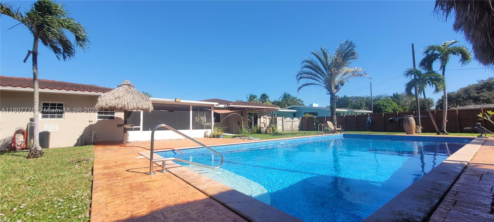 HOLLYWOOD LITTLE RANCHES - Residential