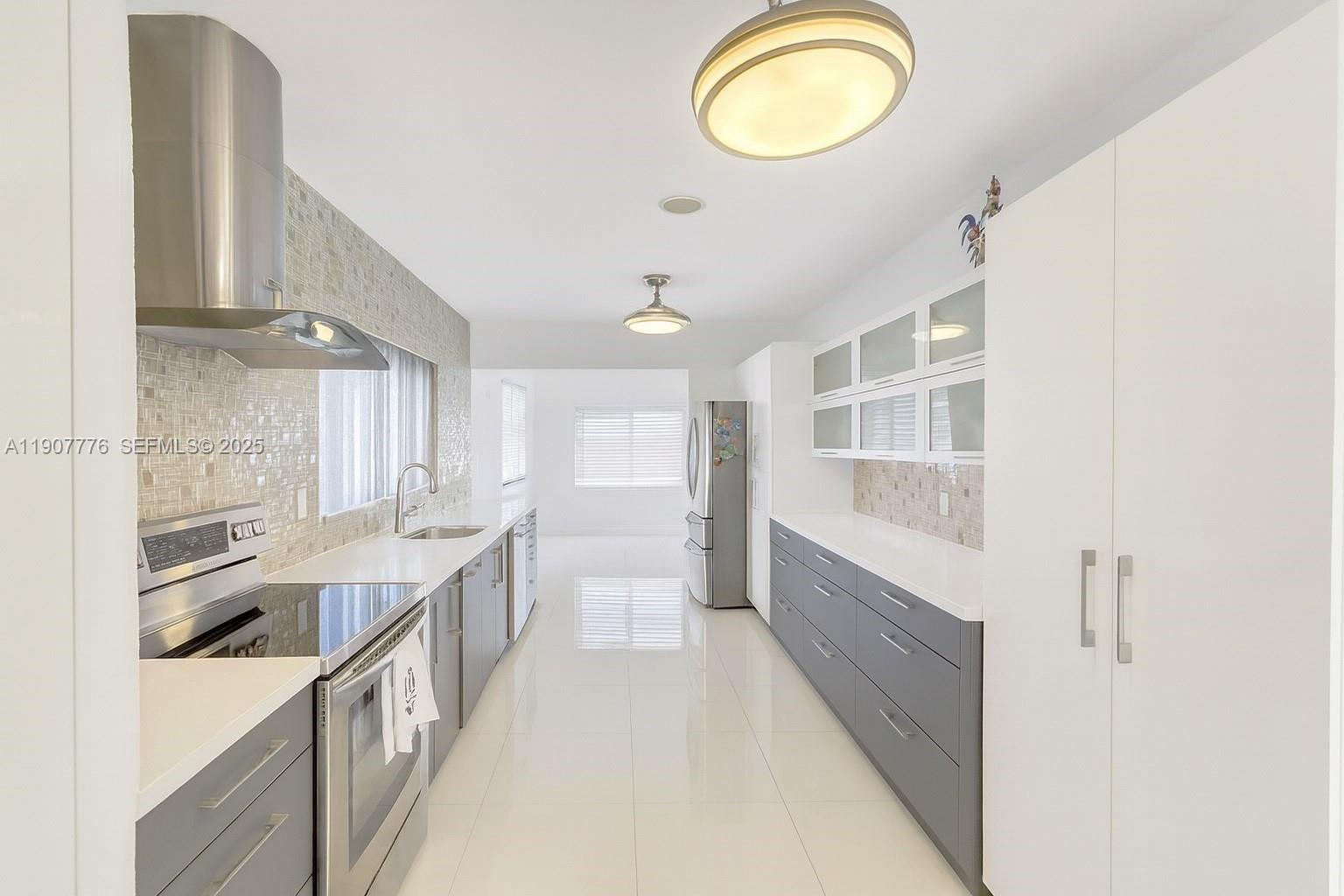 HOLLYWOOD LITTLE RANCHES - Residential