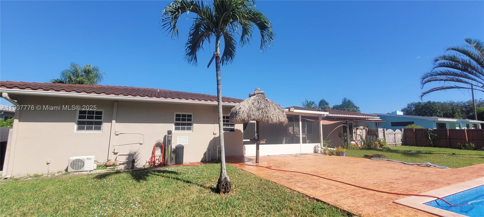 HOLLYWOOD LITTLE RANCHES - Residential