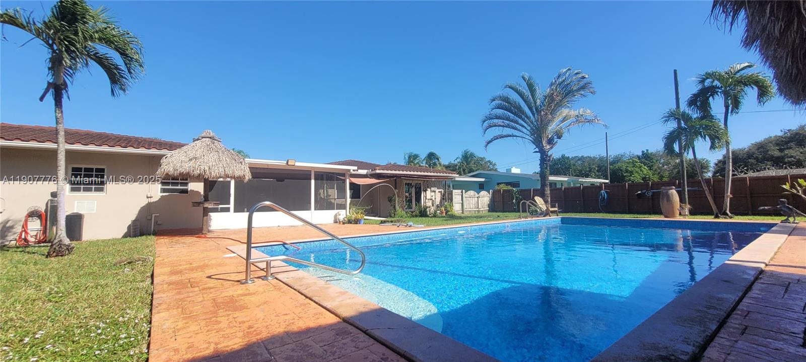 HOLLYWOOD LITTLE RANCHES - Residential