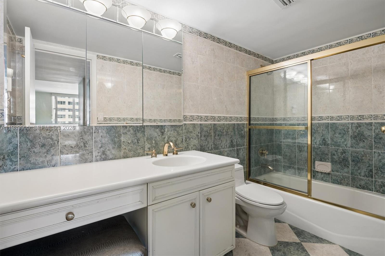 0HE CARRIAGE CLUB SOUTH C - Residential