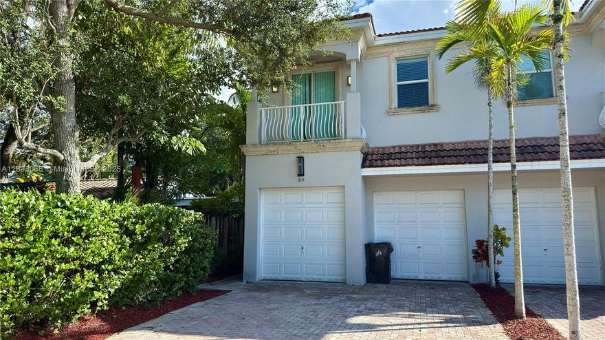 Beautiful and spacious 3-bedroom, 3.5-bath townhouse, built in 2007 and located in the heart of Downtown Fort Lauderdale. Each bedroom features its own private bathroom, plus a half bath for guests. The home is bright and open, offering generous living spaces, a modern kitchen, comfortable living areas, and a private garage.
Perfect for families who wish to combine a comfortable, family-friendly environment with the convenience of living near the best restaurants, shops, nightlife, and cultural attractions that Fort Lauderdale has to offer.
This property offers excellent rental potential for those seeking both family comfort and an urban lifestyle.
Don’t miss this opportunity!