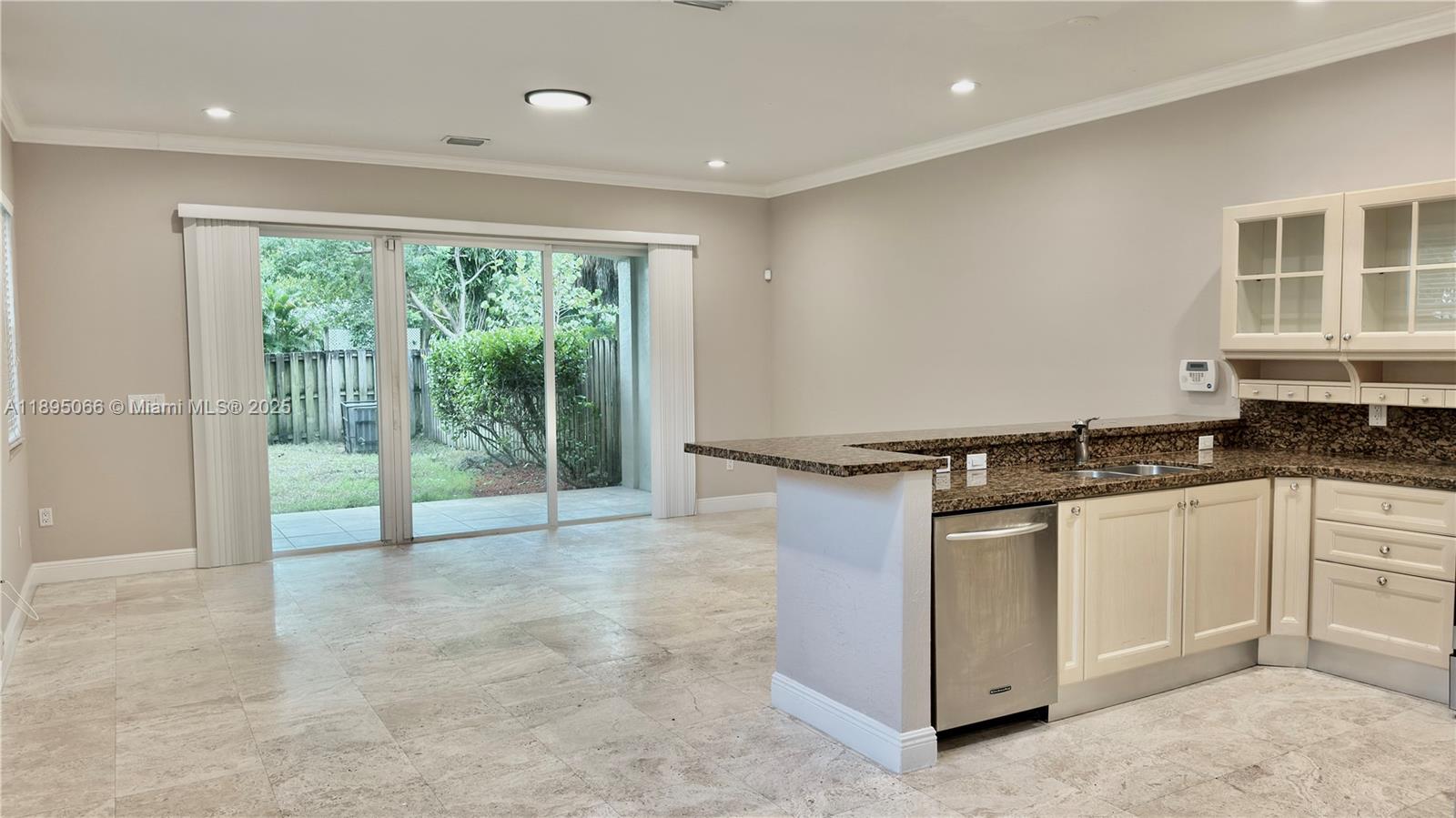 LAUDERDALE - Residential Lease