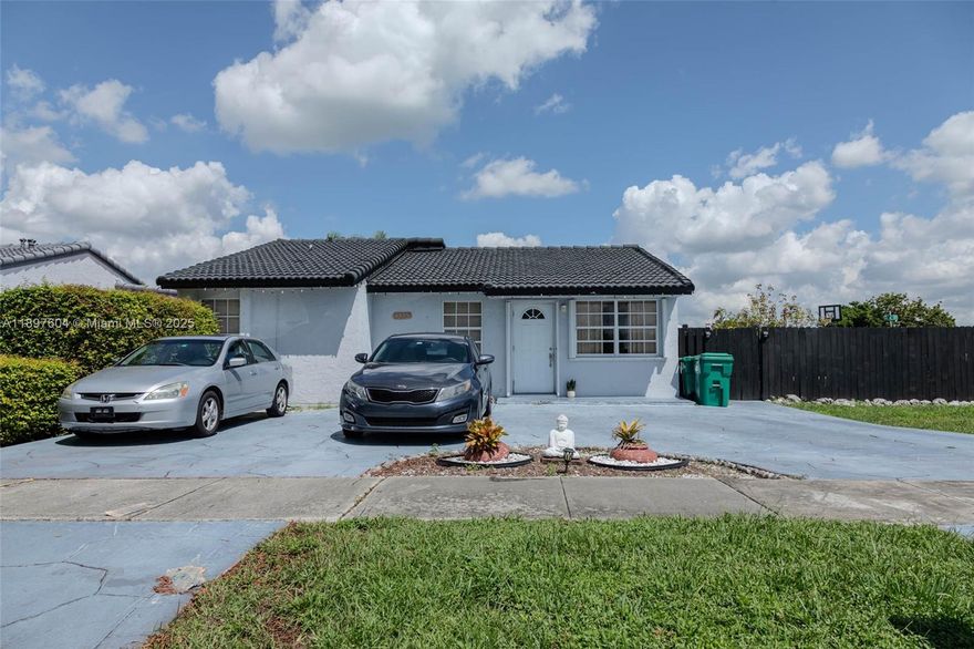 Corner Unit for sale! Enjoy over 6,000 sfqt lot with four bedrooms and two bathrooms! Modern kitchen and tiled floors. Plenty of space for a pool, outdoor kitchen, etc! NO HOA! Conveniently located near expressway.