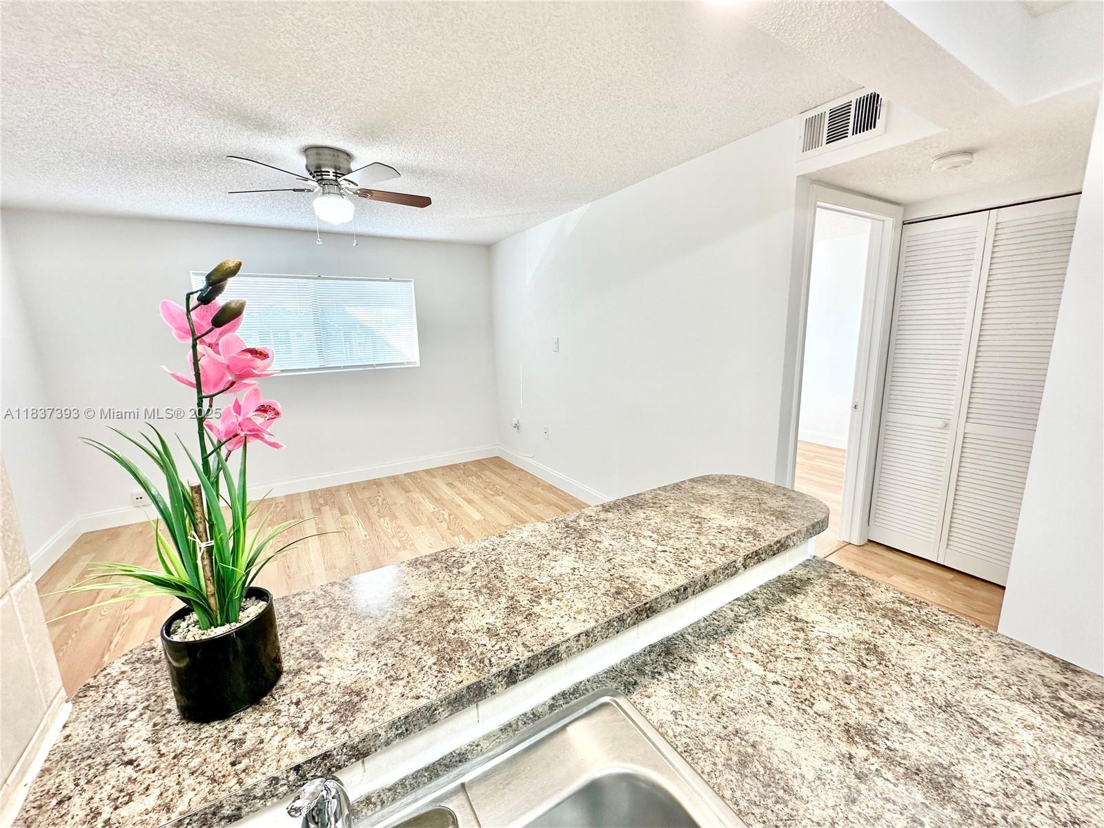 351 Palm Way 305