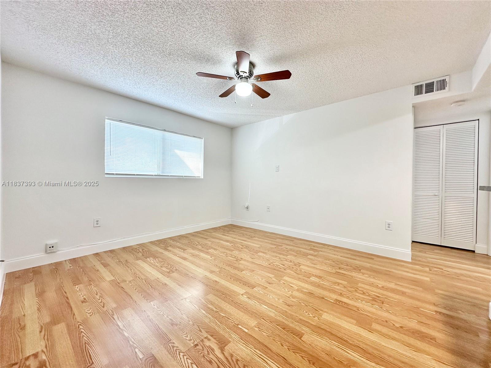 351 Palm Way 305