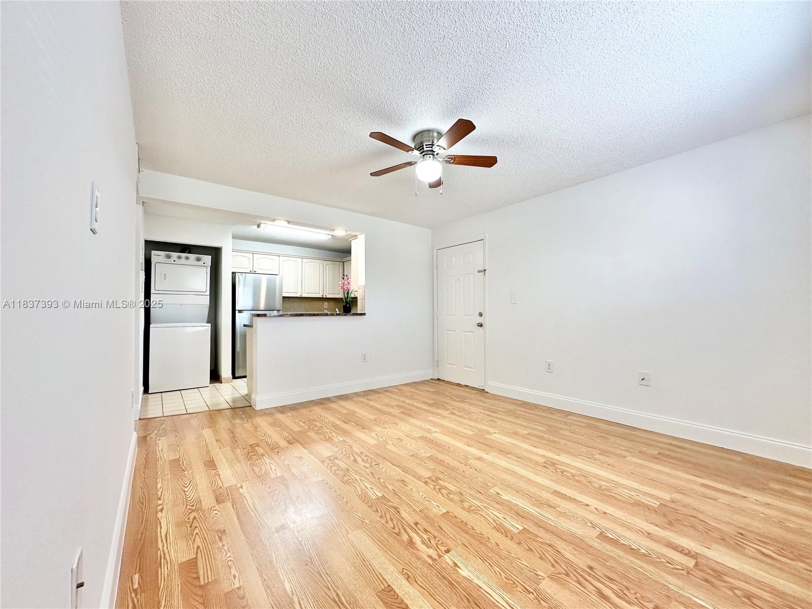 351 Palm Way 305