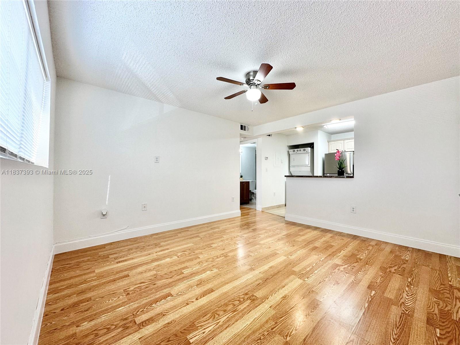 351 Palm Way 305
