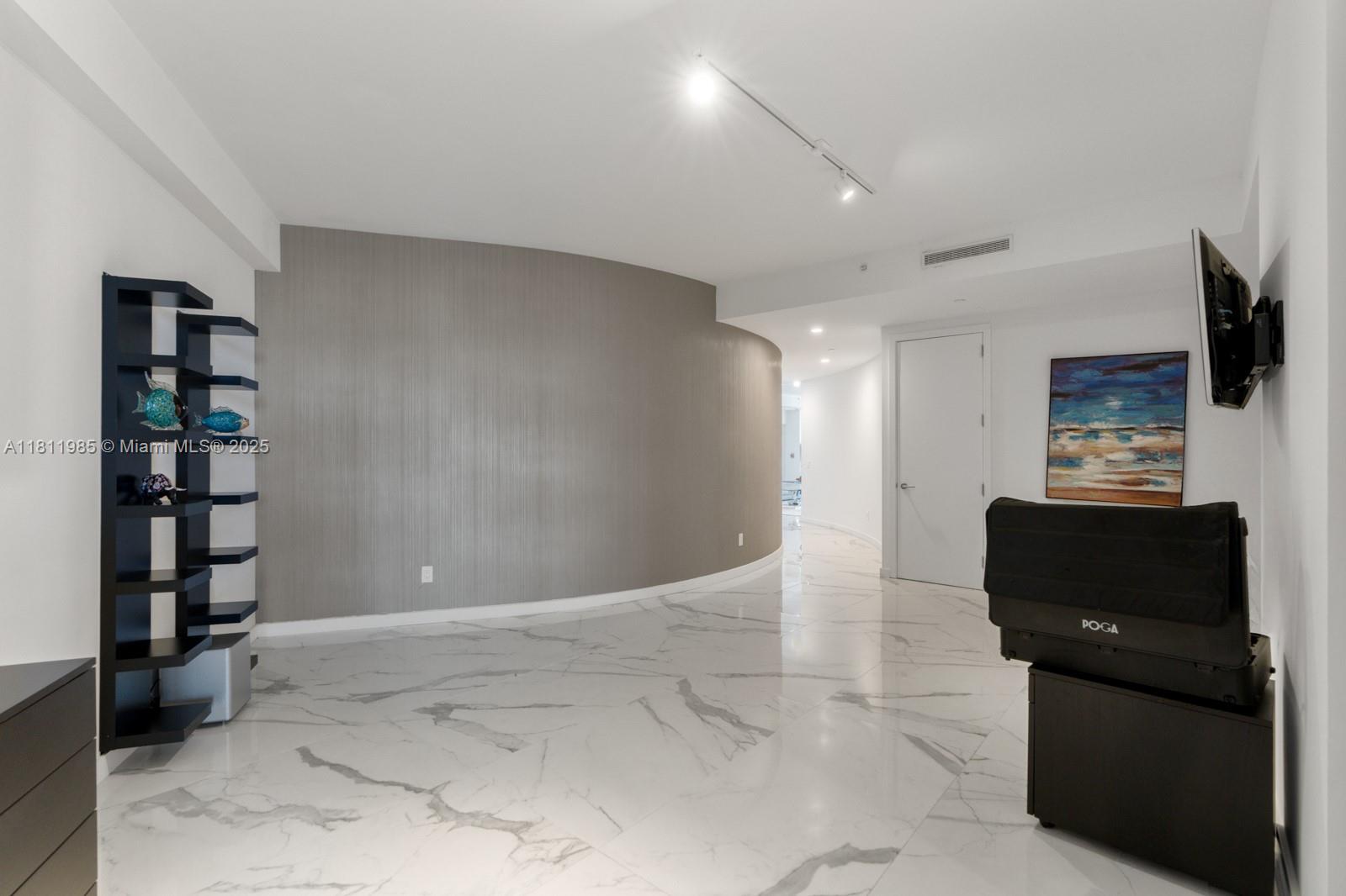 18555 COLLINS AVENUE COND - Residential