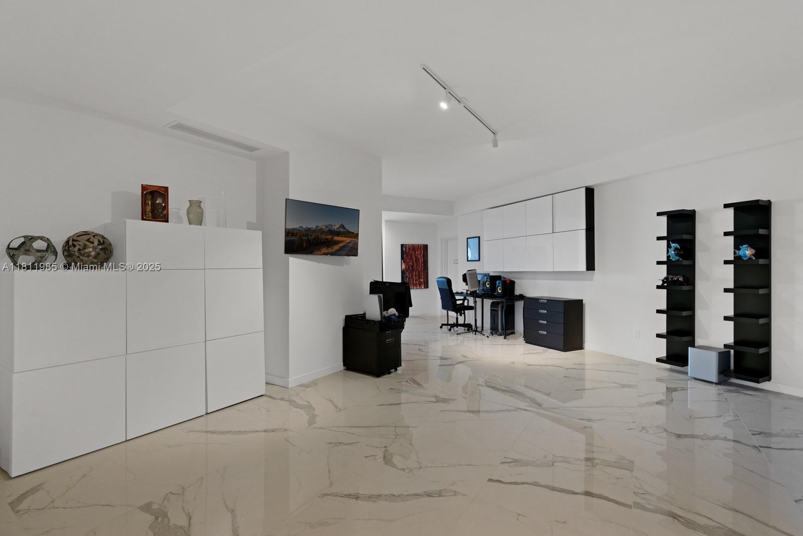 18555 COLLINS AVENUE COND - Residential