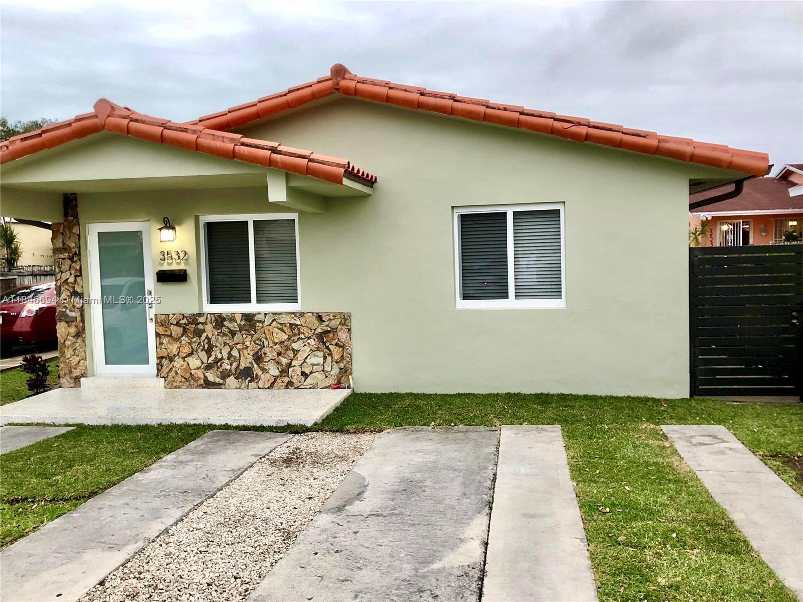 Completely remodeled duplex unit for rent – 2 bedrooms / 1 bathroom, ideal for those seeking a modern and comfortable living space.
This bright home features new high-quality flooring throughout and a kitchen equipped with brand-new, modern appliances.
Comes with 2 private parking spaces.
Comes with in-unit washer and dryer and 2 private parking spaces.