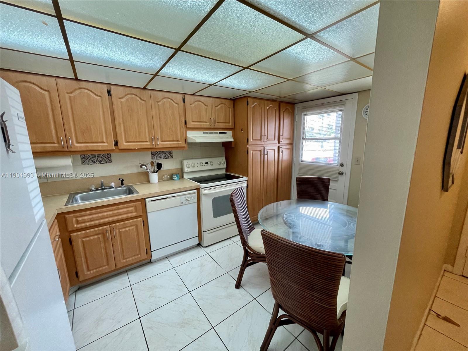 LAUDERDALE OAKS CONDO XI - Residential Lease