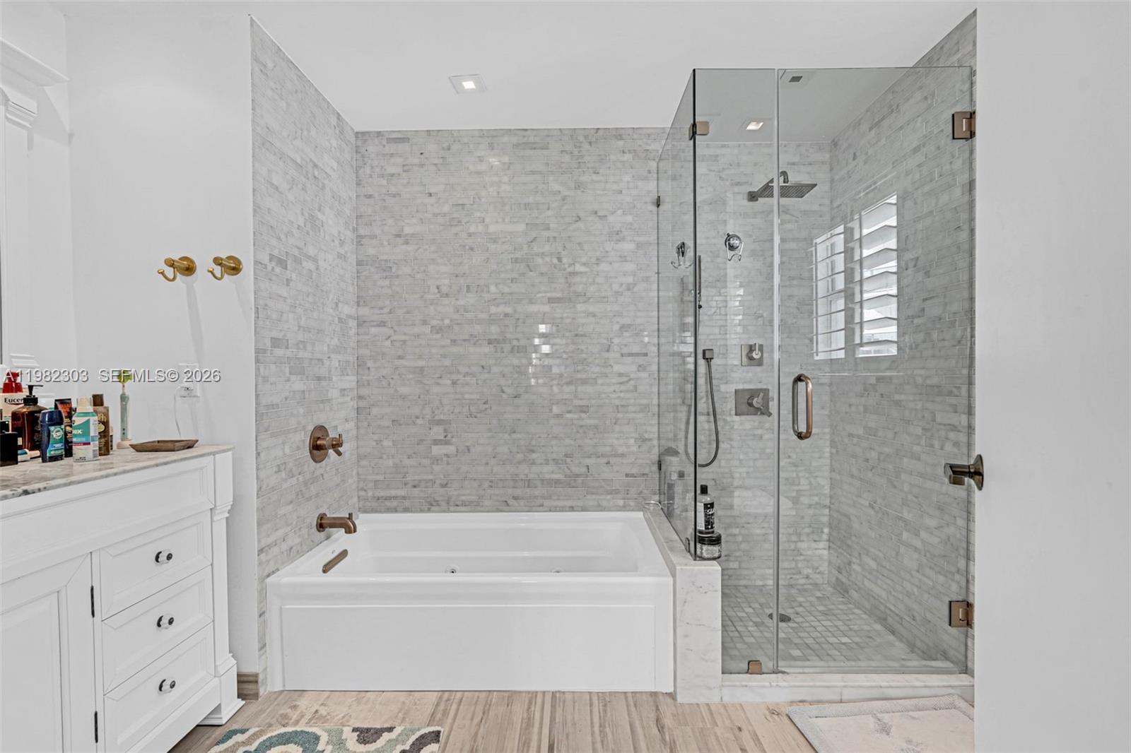 THE EXECUTIVE CONDO - Residential