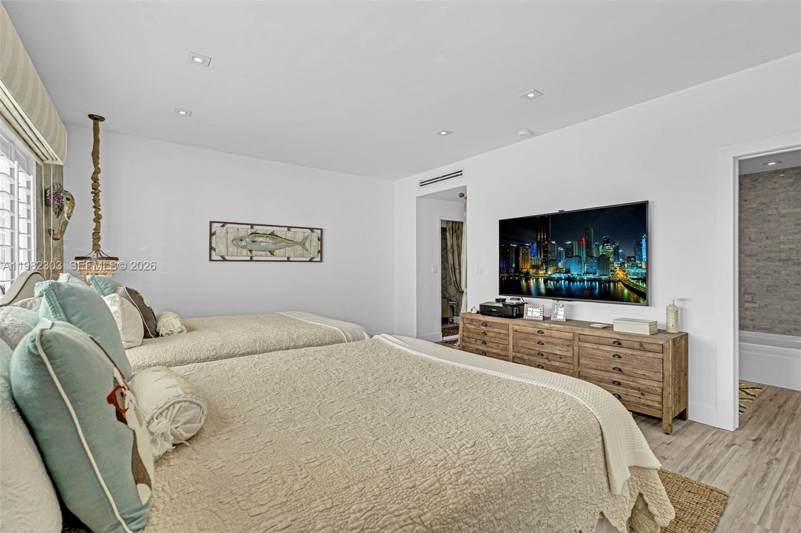 THE EXECUTIVE CONDO - Residential