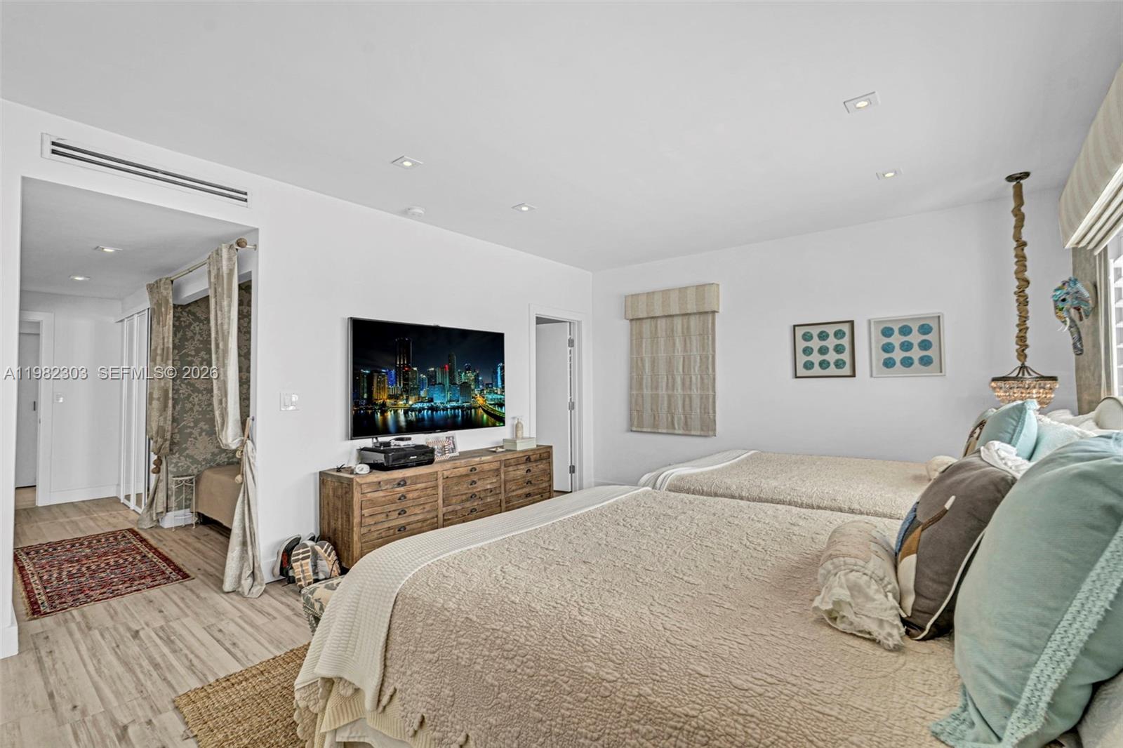 THE EXECUTIVE CONDO - Residential