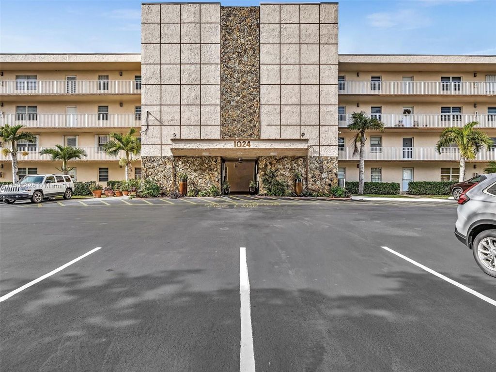 Photo of 1024 SE 4th Ave #304, Dania Beach, FL 33004 (MLS # A11506828)