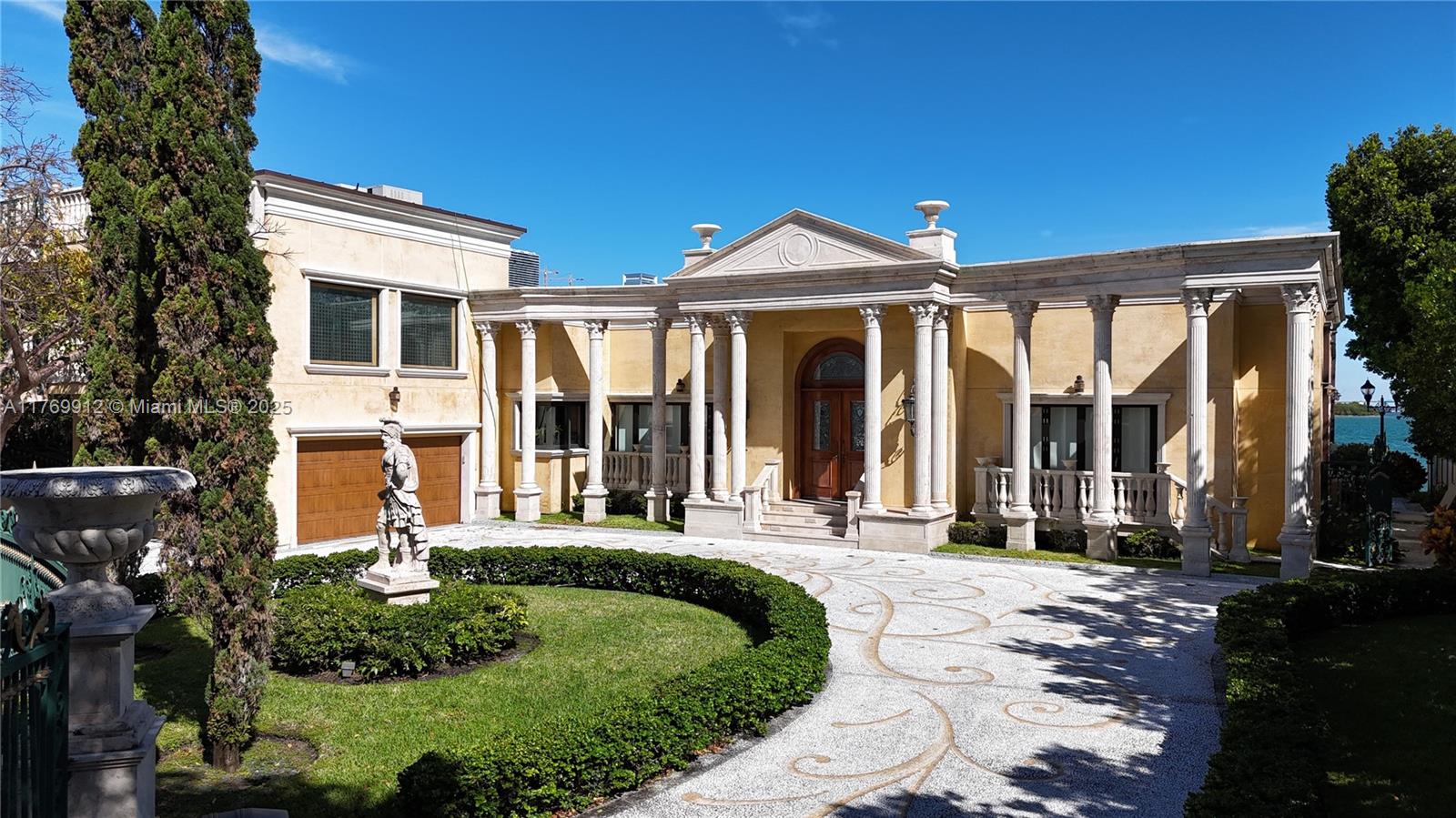 921 N Venetian Dr